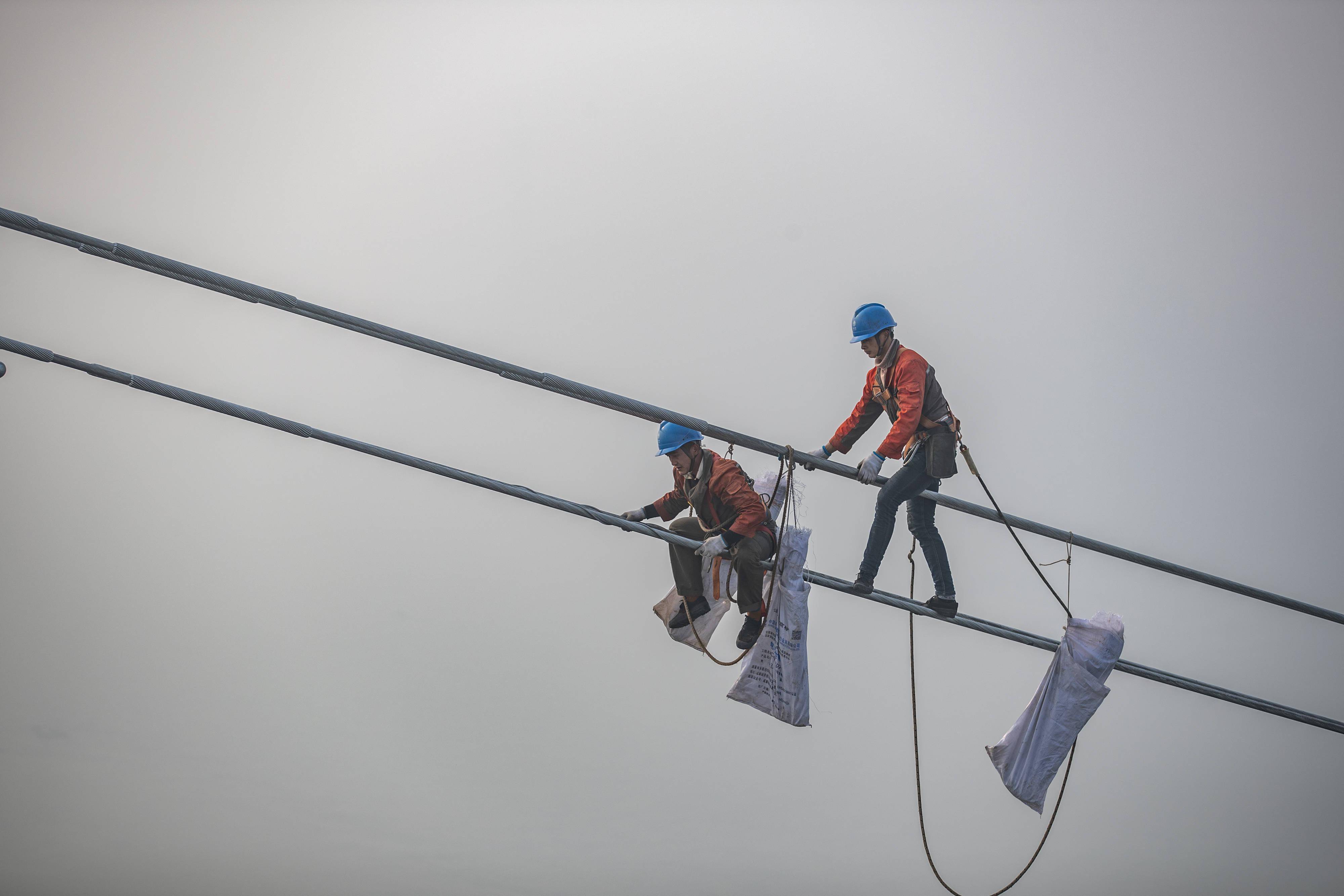 高手架线作业长江百米高空走钢丝