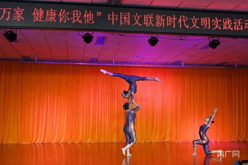 娜地拉·哈斯木,迪里热巴·马尔合甫表演的杂技《三人技巧》