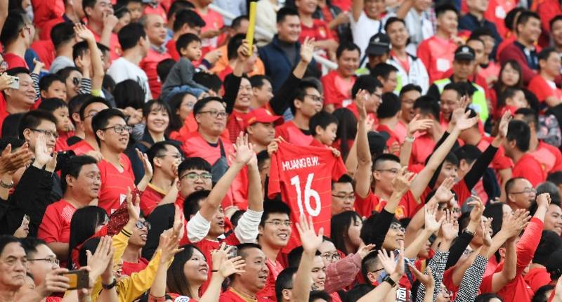 新赛季中超联赛昨晚“续约登场”，3万多名球迷重回现场观赛。 这太酷了！