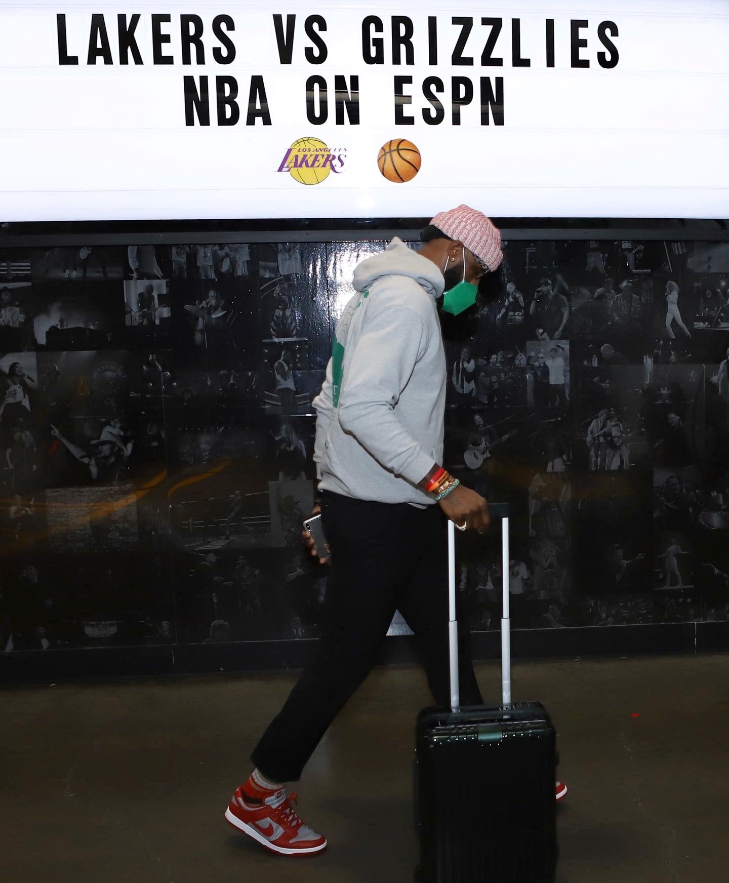 天道酬勤!nba官方晒詹姆斯提前数小时入场备战照