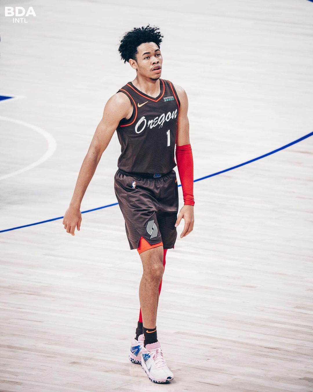 安芬尼-西蒙斯晒照庆祝胜利:很棒的客场之旅,利拉德mvp