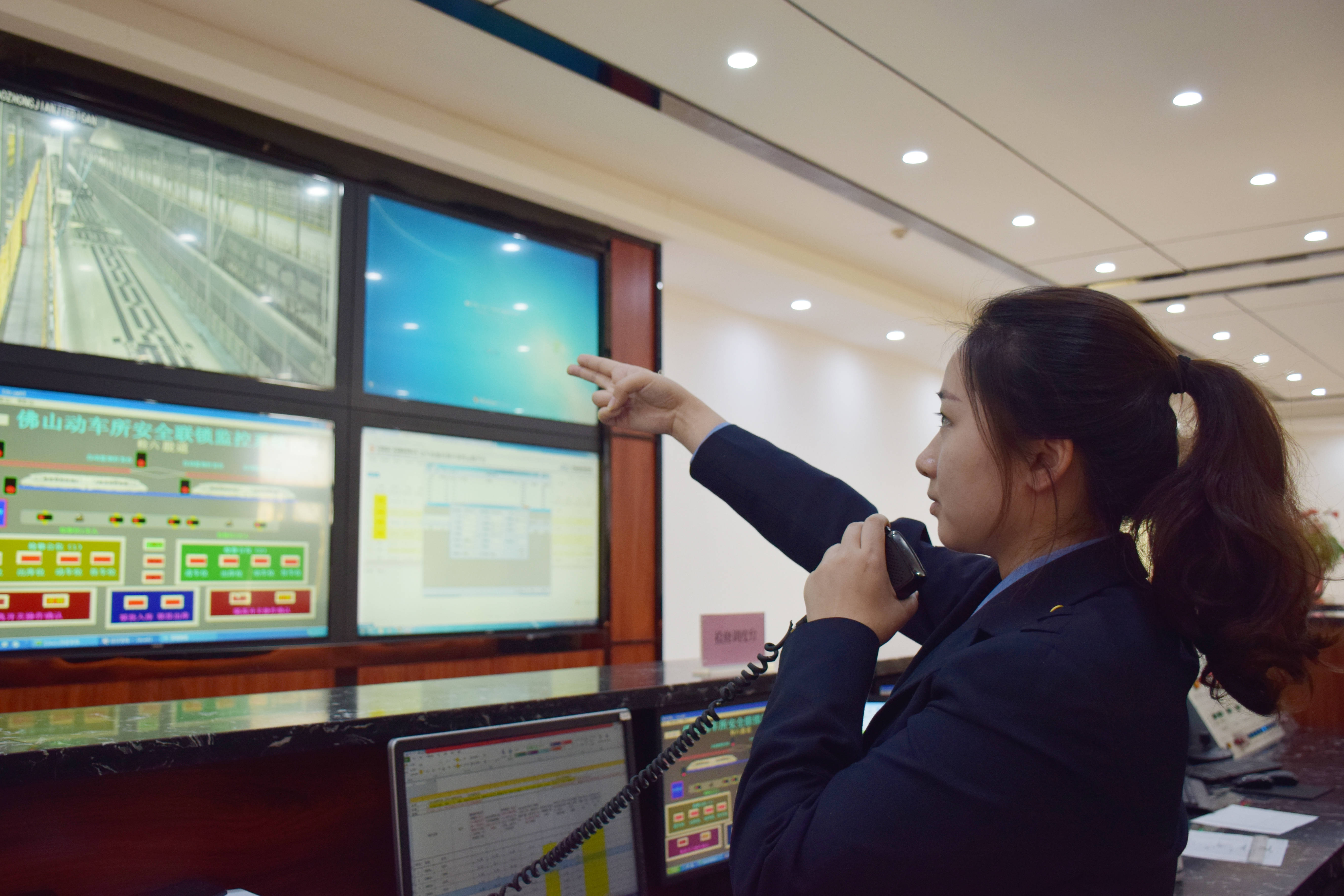 周利娟正在指挥列车调度.