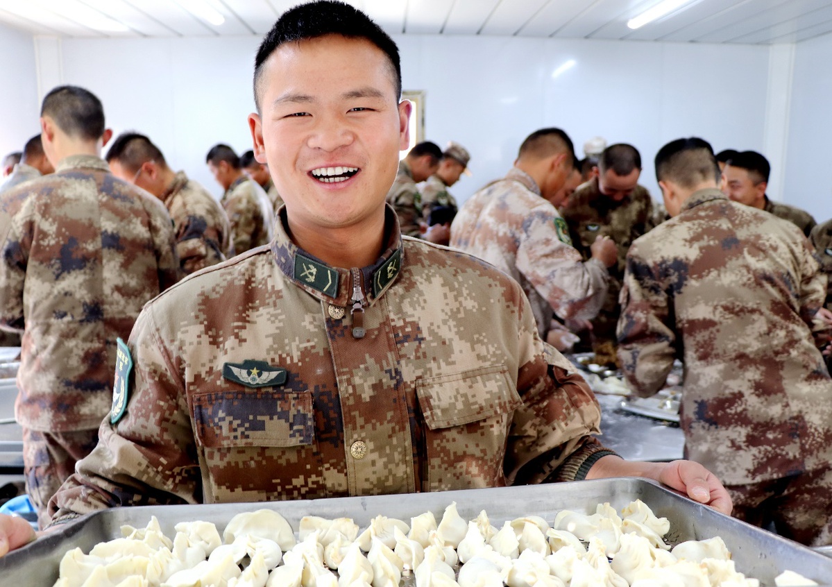 西藏军区某部驻训任务分队在海拔4200米的驻训地举办庆元宵活动