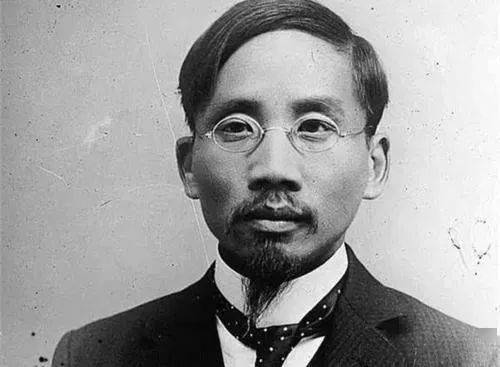 二楼会客厅里大部分是蔡先生生前之物.