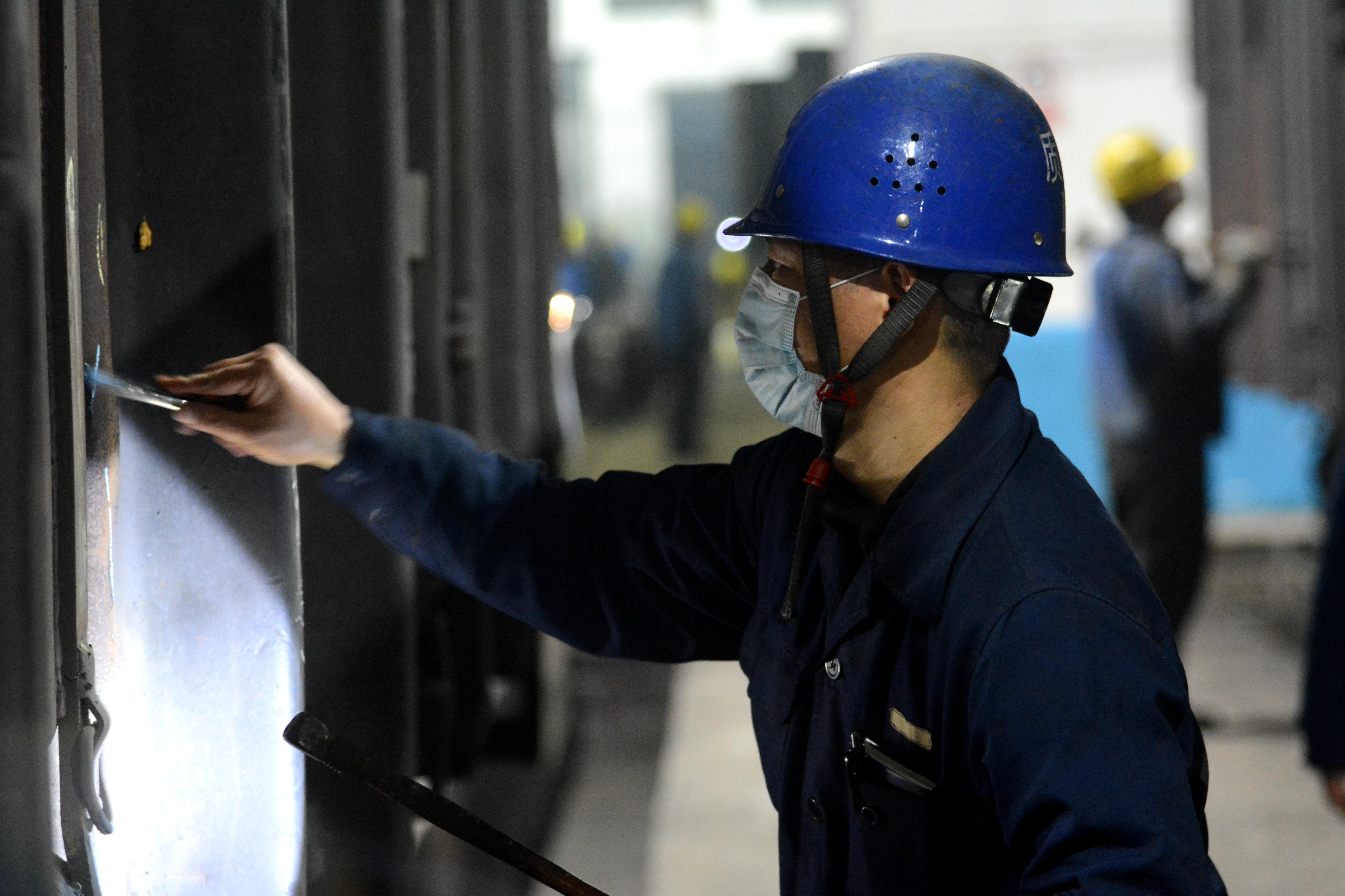 检查员对检修的货车进行验收(孙赟飞摄)