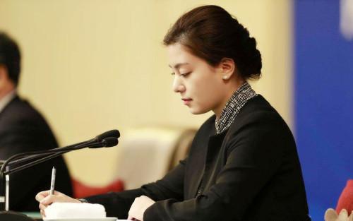 中国女翻译官燃爆了!中美交锋20分钟临场脱稿交传,太帅太牛