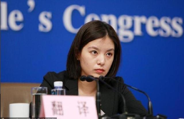 中国女翻译官燃爆了!中美交锋20分钟临场脱稿交传,太帅太牛