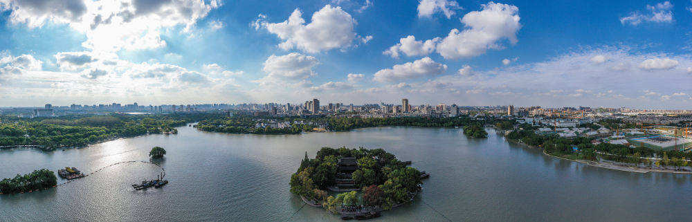 停靠在嘉興南湖湖心島的南湖紅船(2020年10月27日攝).