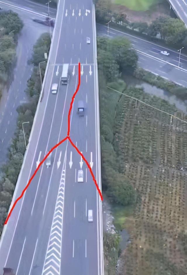 在广台高速前述岔道口为"y"字型,衔接岔路口的白色实线长度较短,不少