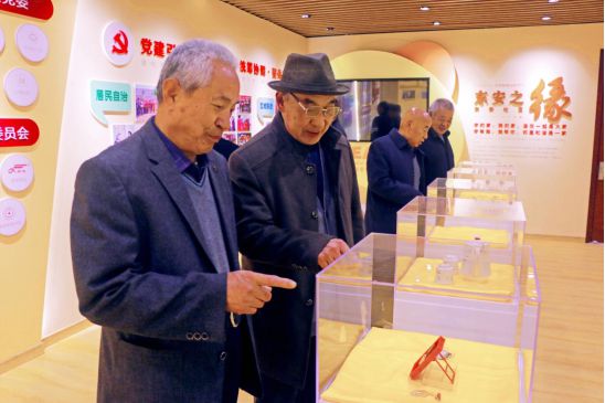 (图为李新合与程元德在"钻魂"展厅参观,左一为程元德,左二为李新合.