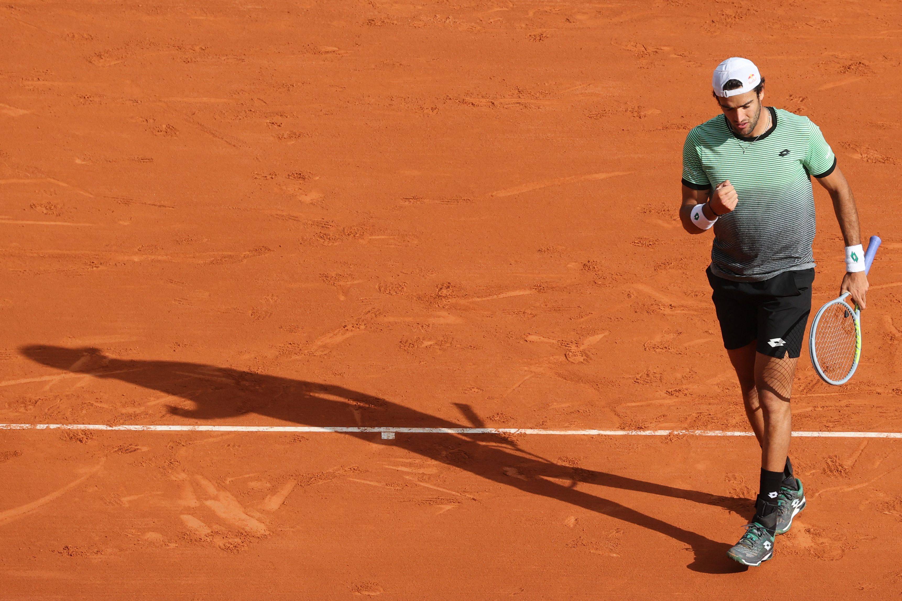 4月13日,意大利选手贝雷蒂尼在比赛中.