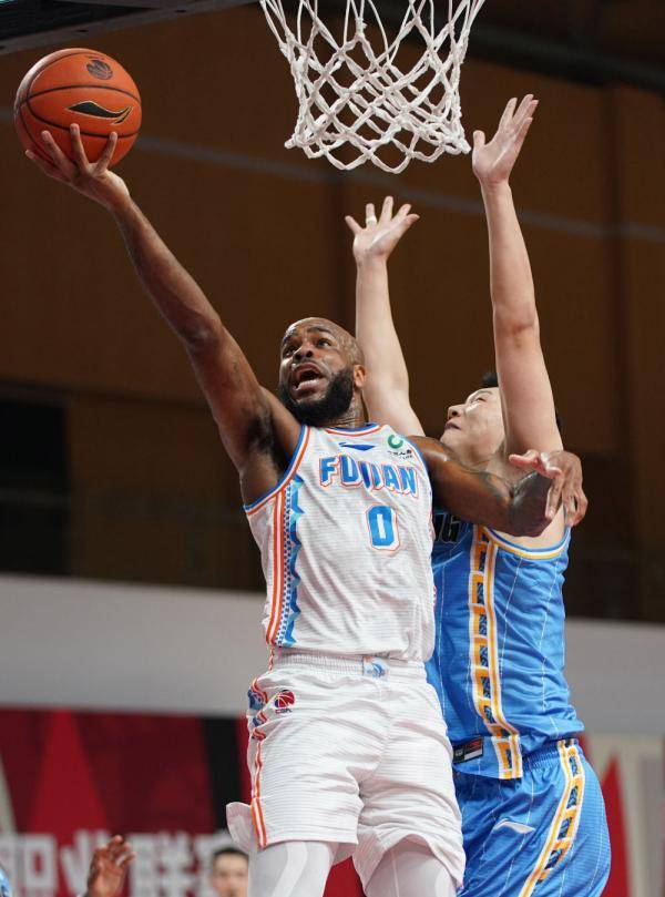 福建豹发力队球员高登(左)在比赛中上篮.
