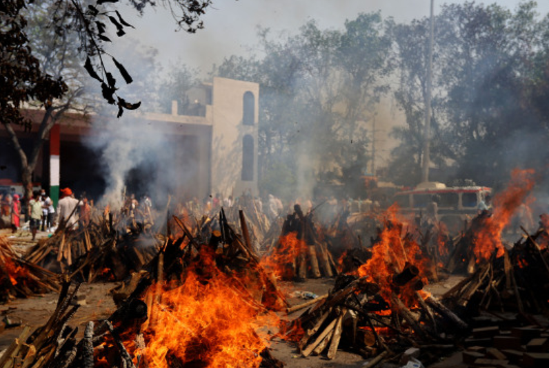 印度火葬场不够用 民众被迫在自家花园火化亲人遗体