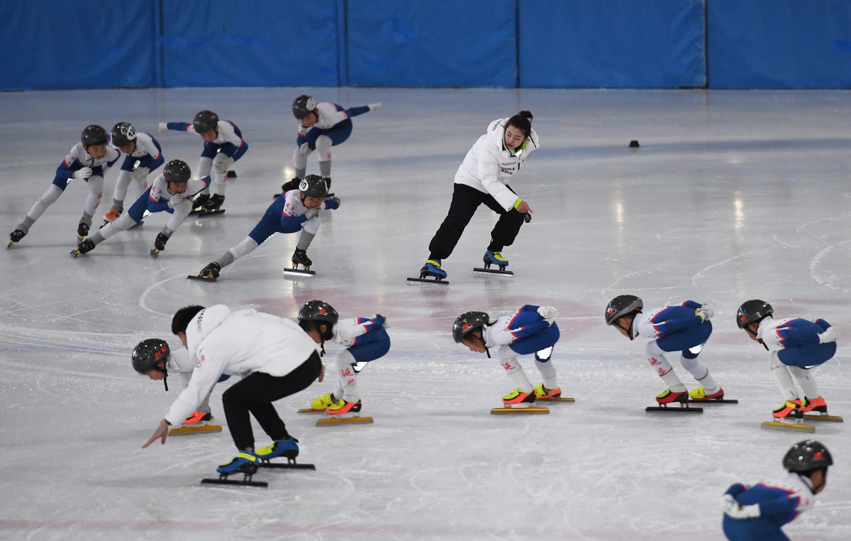 延庆区青少年短道速滑运动员在梦起源滑冰馆训练(中国日报记者 魏晓昊