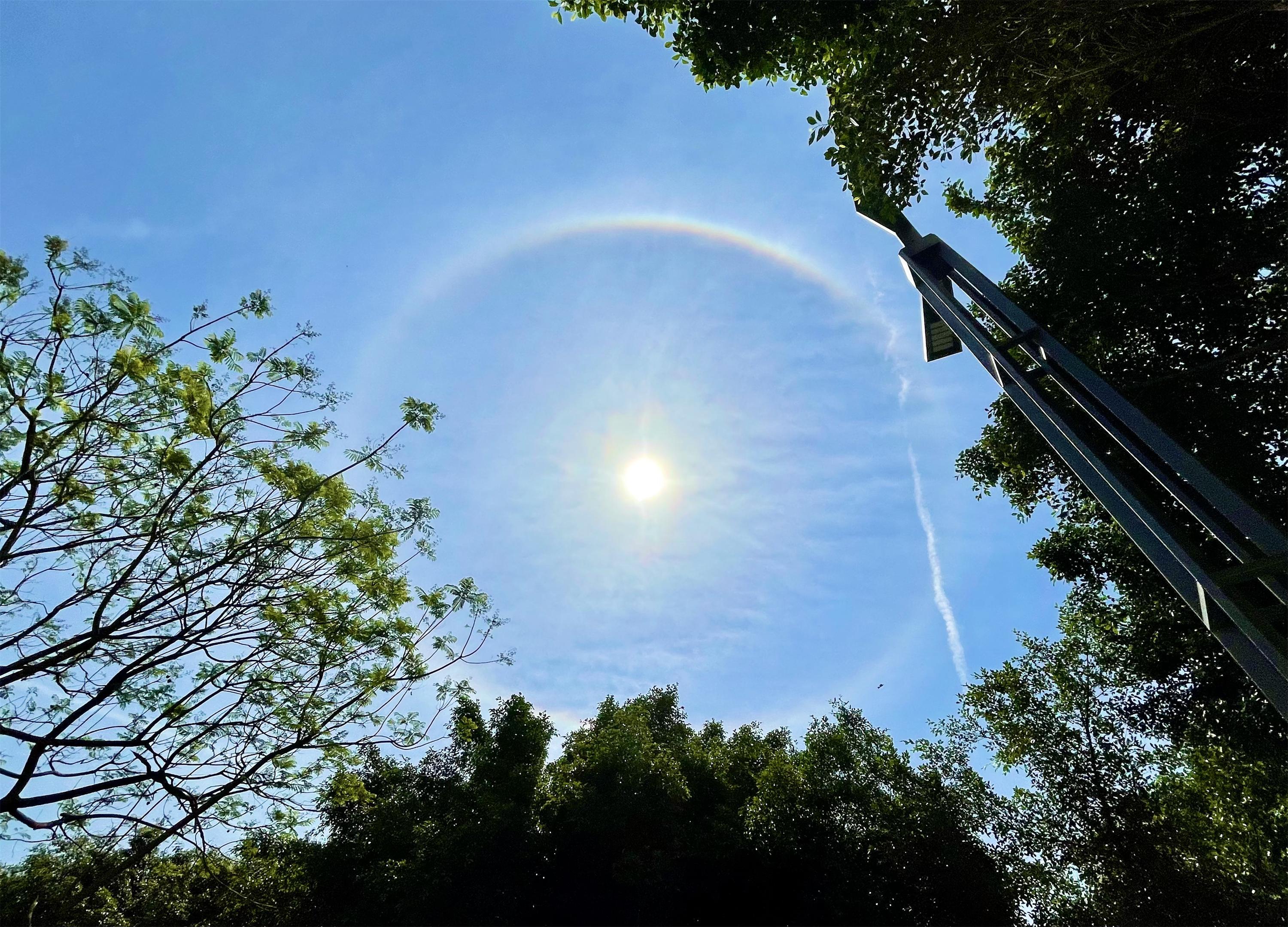 四川古蔺:彩虹绕日 天空现日晕