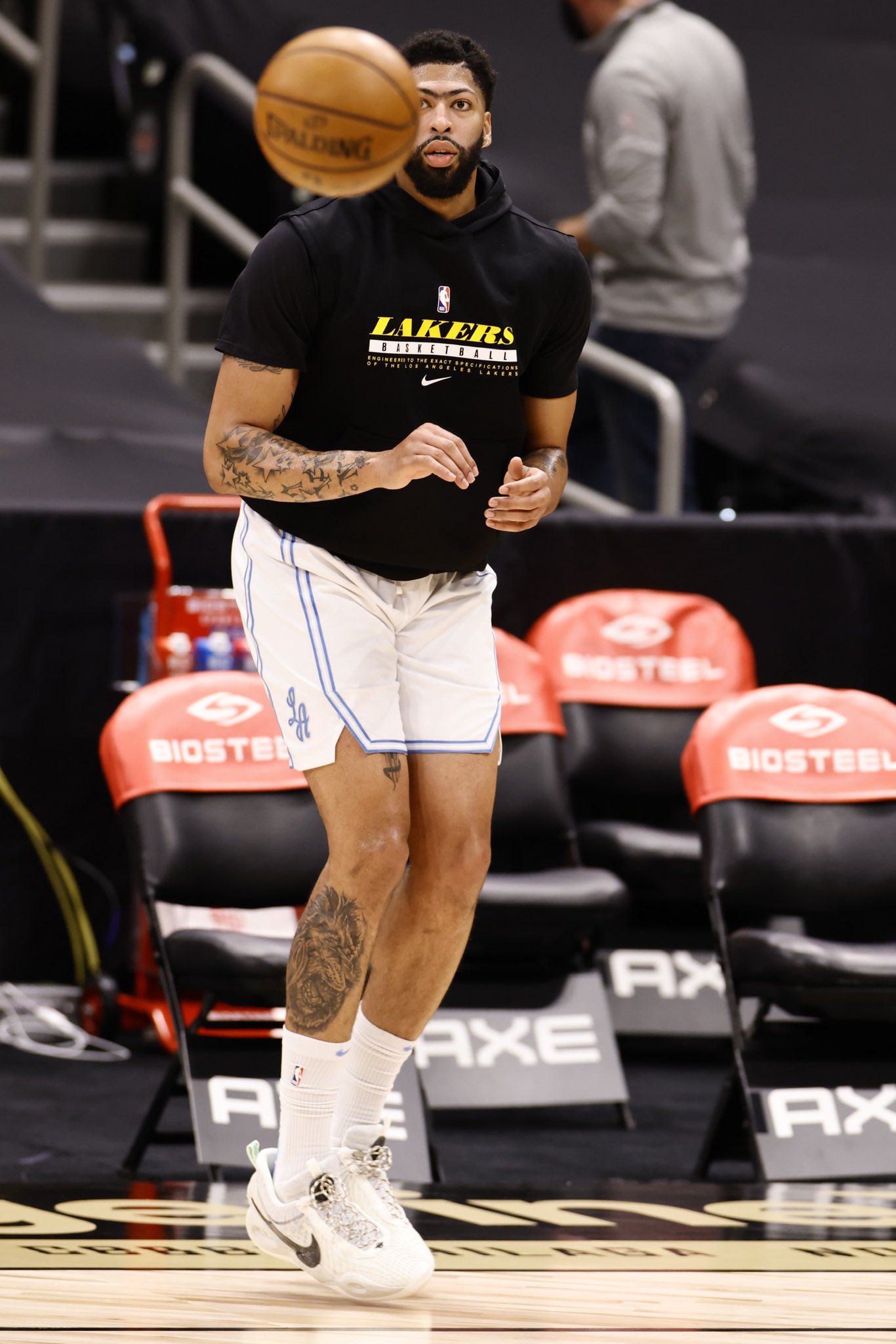 等你归来!湖人官方晒戴维斯赛前热身照:凶猛的浓眉