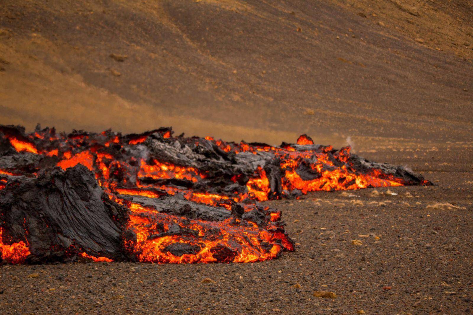 图集丨冰岛火山喷发特写,岩浆四溅宛如炼狱