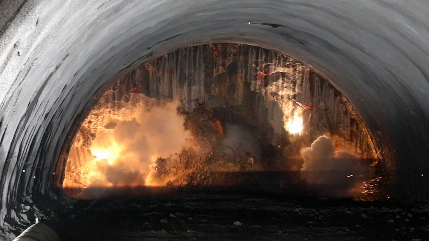 這是德興隧道爆破貫通的瞬間(5月31日攝).