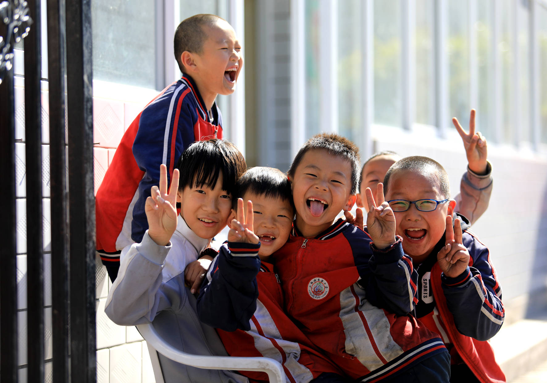 在河北省平山县西柏坡镇,西柏坡希望小学的学生在玩耍(2018年10月26日