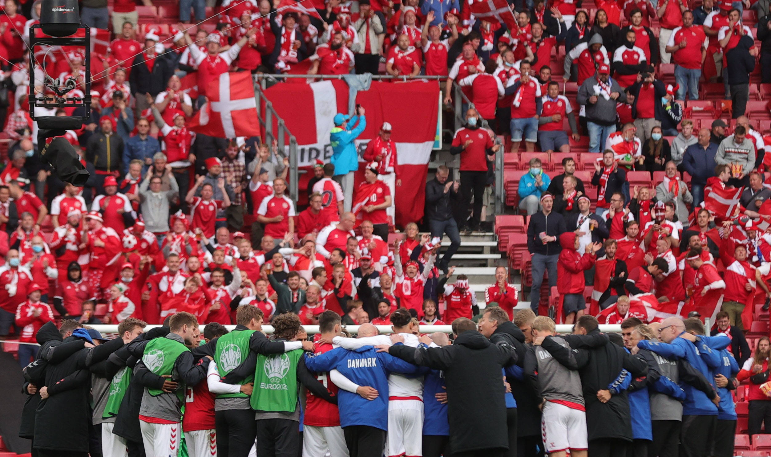 6月12日,丹麦队球员,教练员以及球迷在等待比赛恢复.