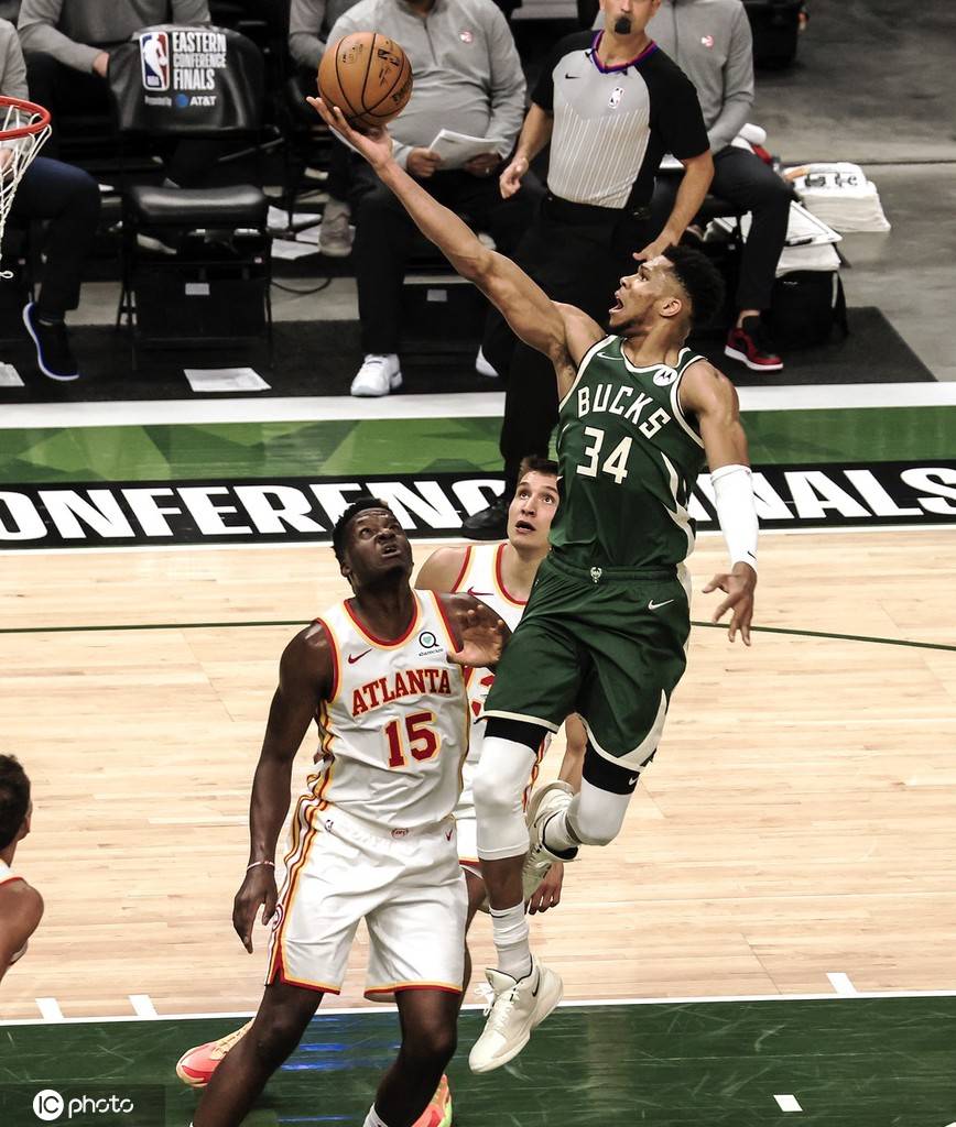 组图:老鹰胜雄鹿 特雷杨打板妙传科林斯空接怒扣