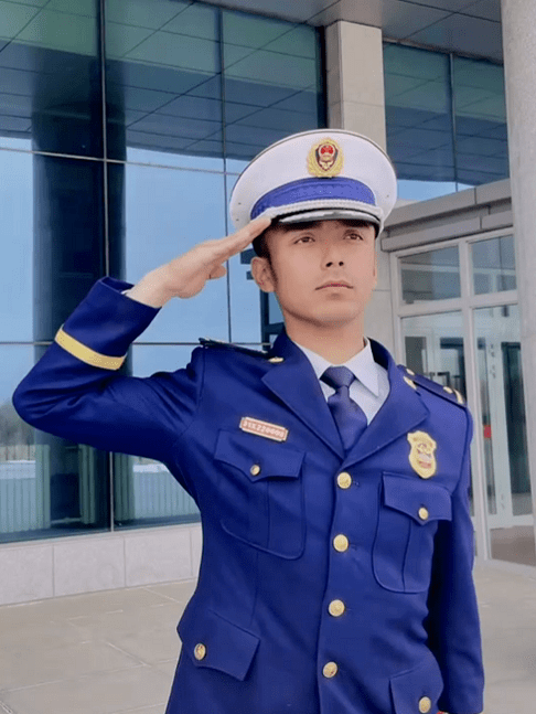 消防员直播讲消防知识,网友看了直呼:快来扑灭这场爱情的火!