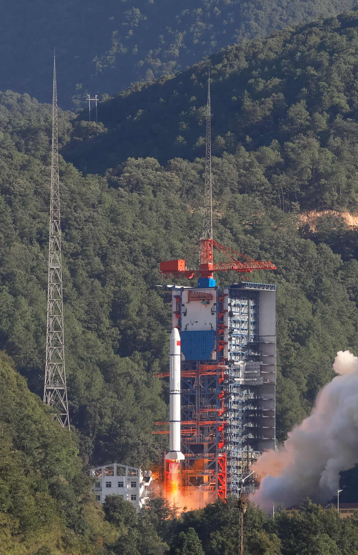 长征二号丙遥四十九火箭在西昌卫星发射中心点火起飞拍摄:张森宇