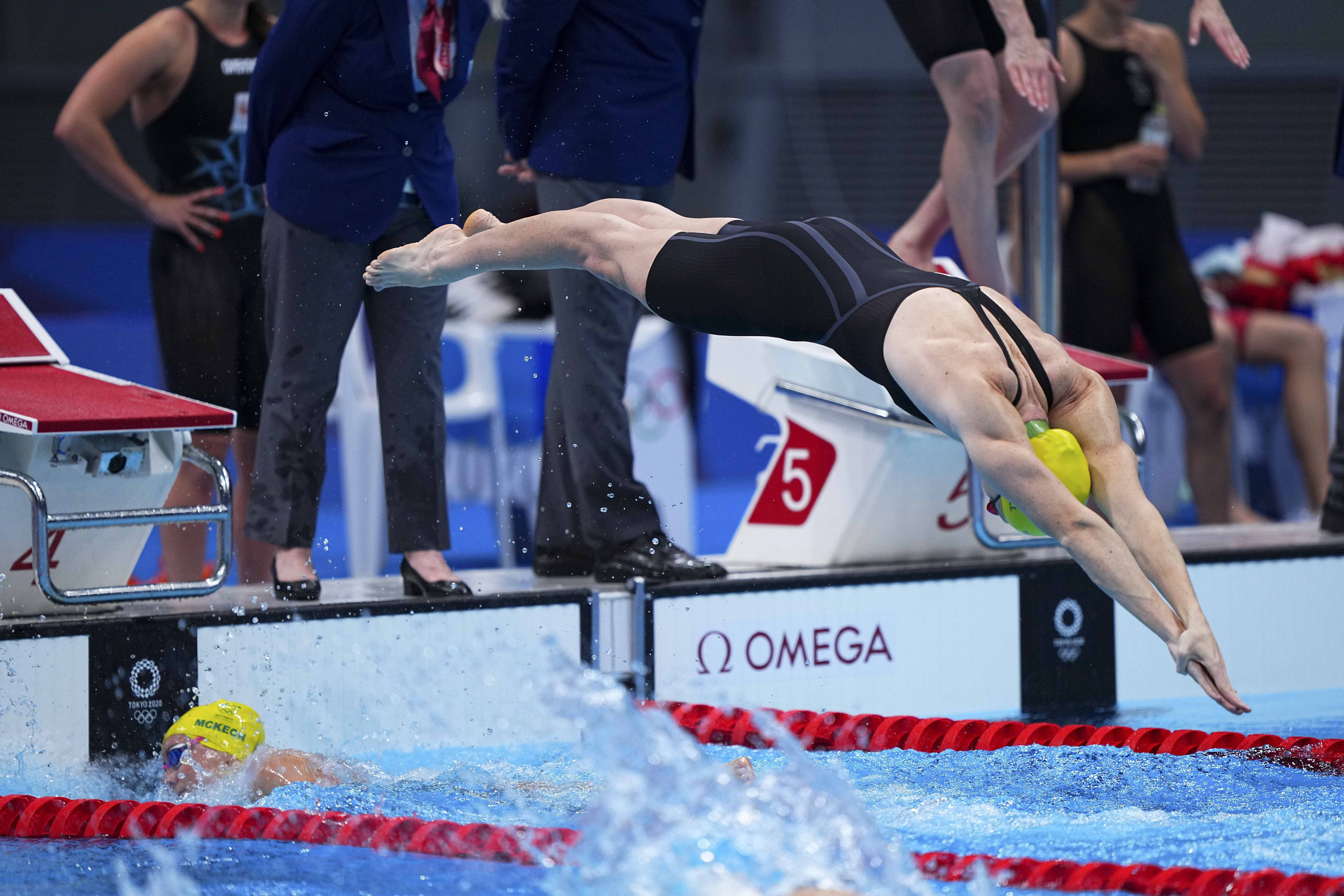 7月25日,澳大利亚选手麦基恩(下)与队友坎贝尔在比赛中交接.