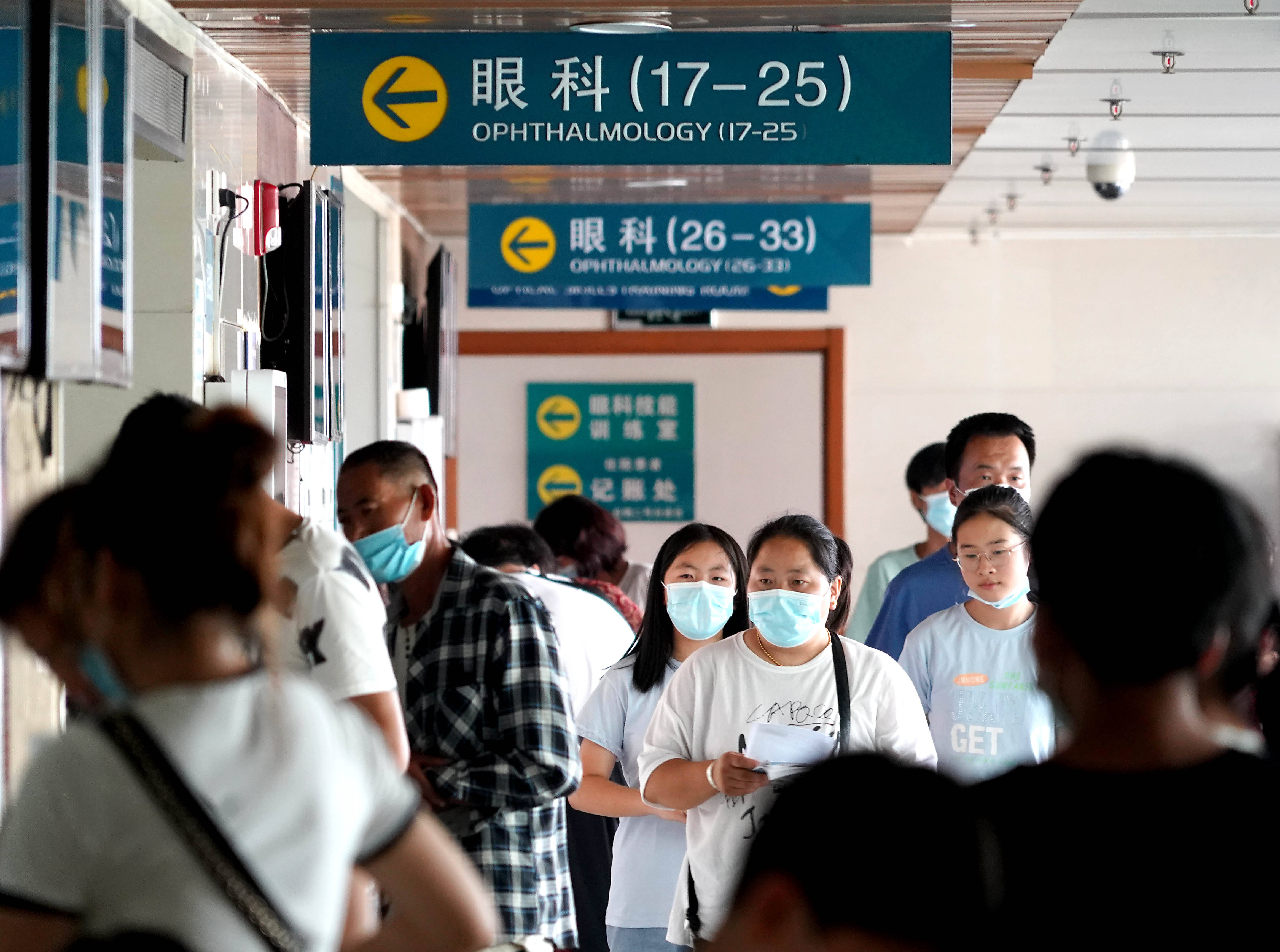 7月26日,患者在郑大一附院河医院区候诊.