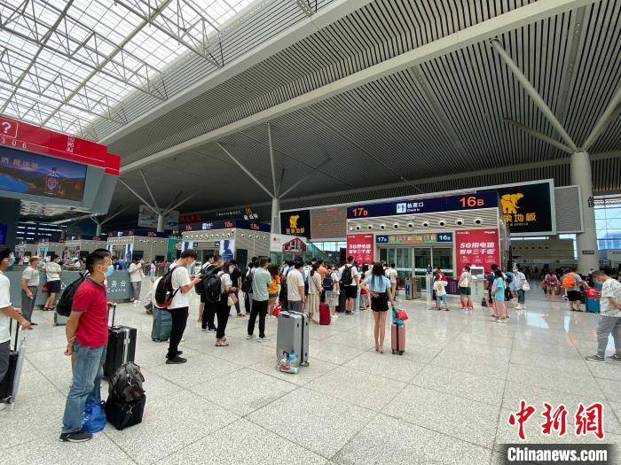 郑州东站候车大厅内排队等待安检的旅客. 郑州东站供图  责任编辑