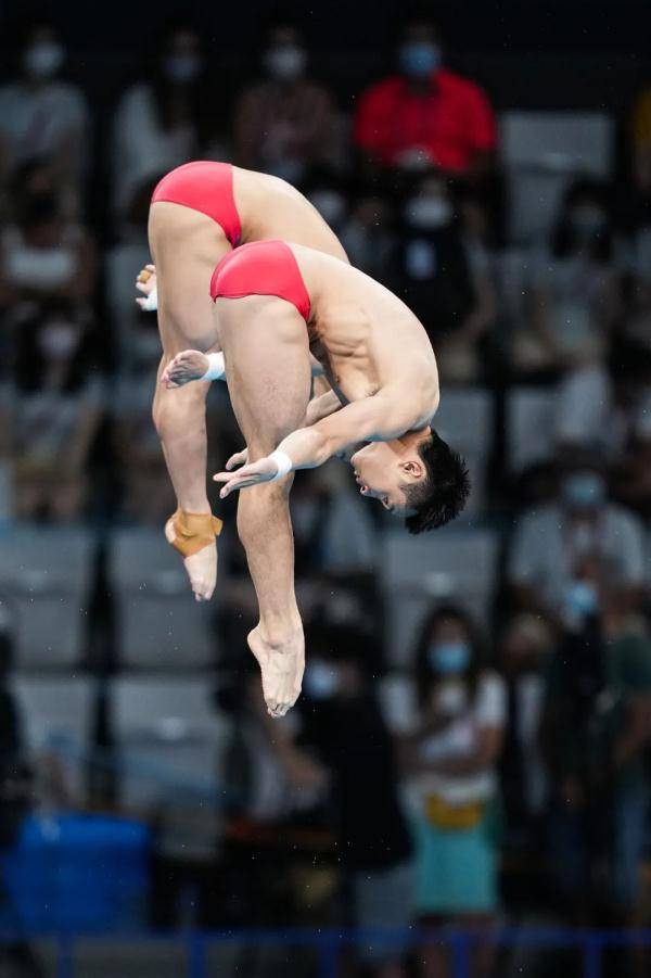 曹缘 ,陈艾森夺得男子双人10米跳台银牌,你知道如何"压水花"吗?