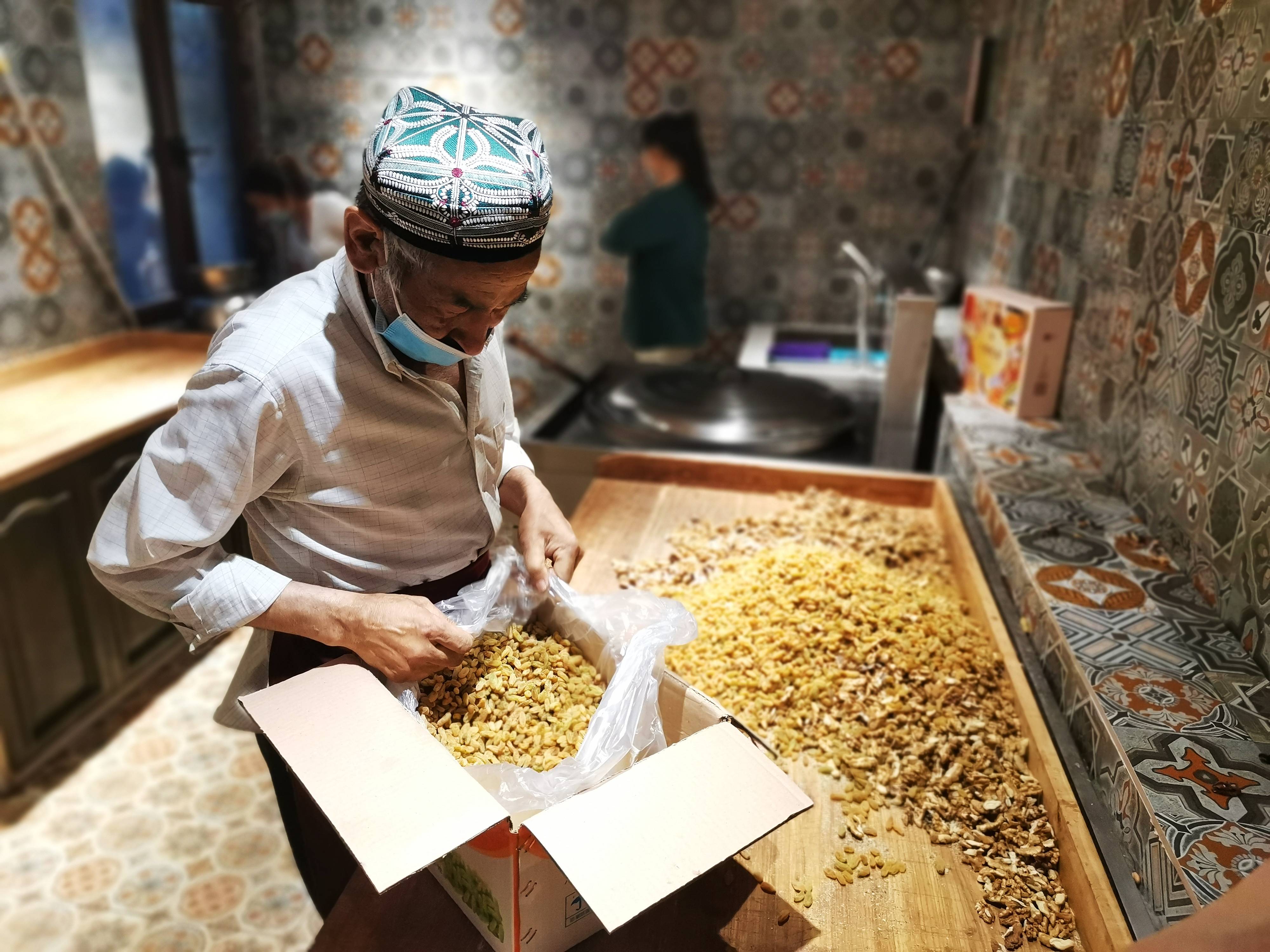 一位手工艺人在制作新疆特产传统手工切糕(摄影 谢诗佳)新疆剪纸技艺