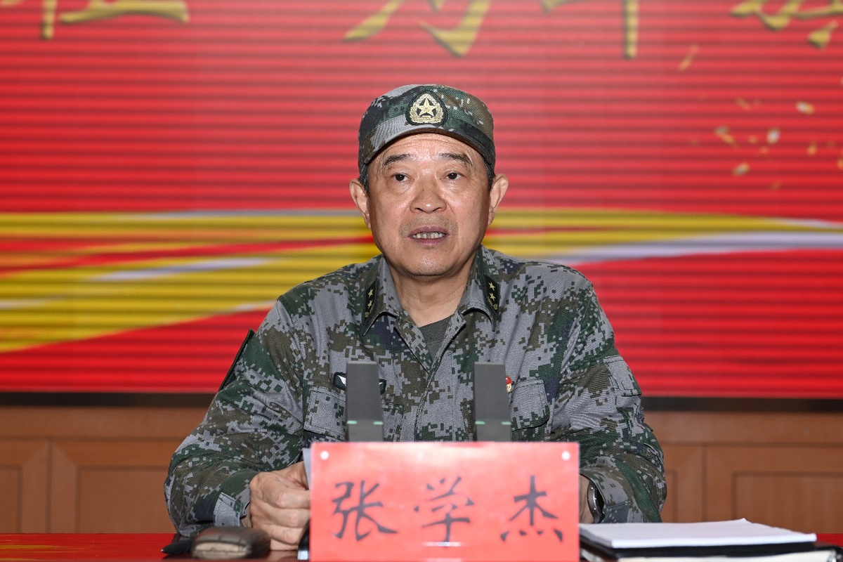 西藏军区政委张学杰在出征仪式上讲话