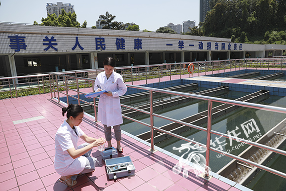 水质化验员正在检测水质情况.