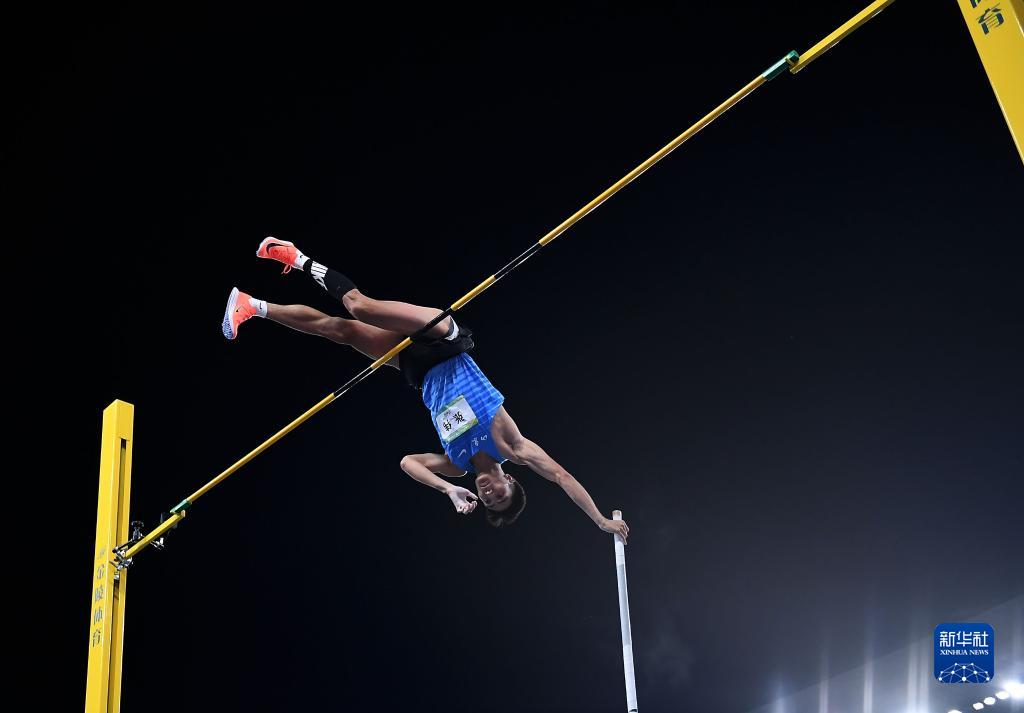 全运会-田径男子撑杆跳高决赛:陕西队选手姚捷在获得冠军