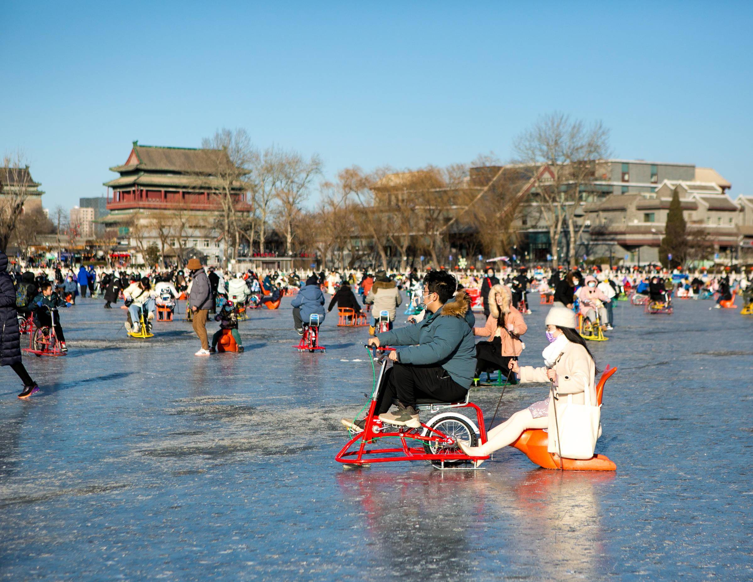 1月15日,市民游客在北京什刹海冰场骑冰上自行车