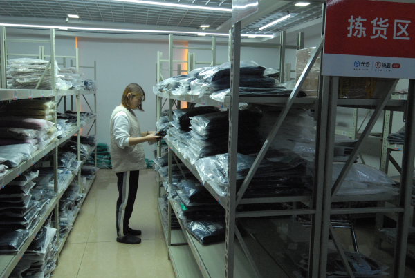 即墨服装商户直播售货迎战“双十一”