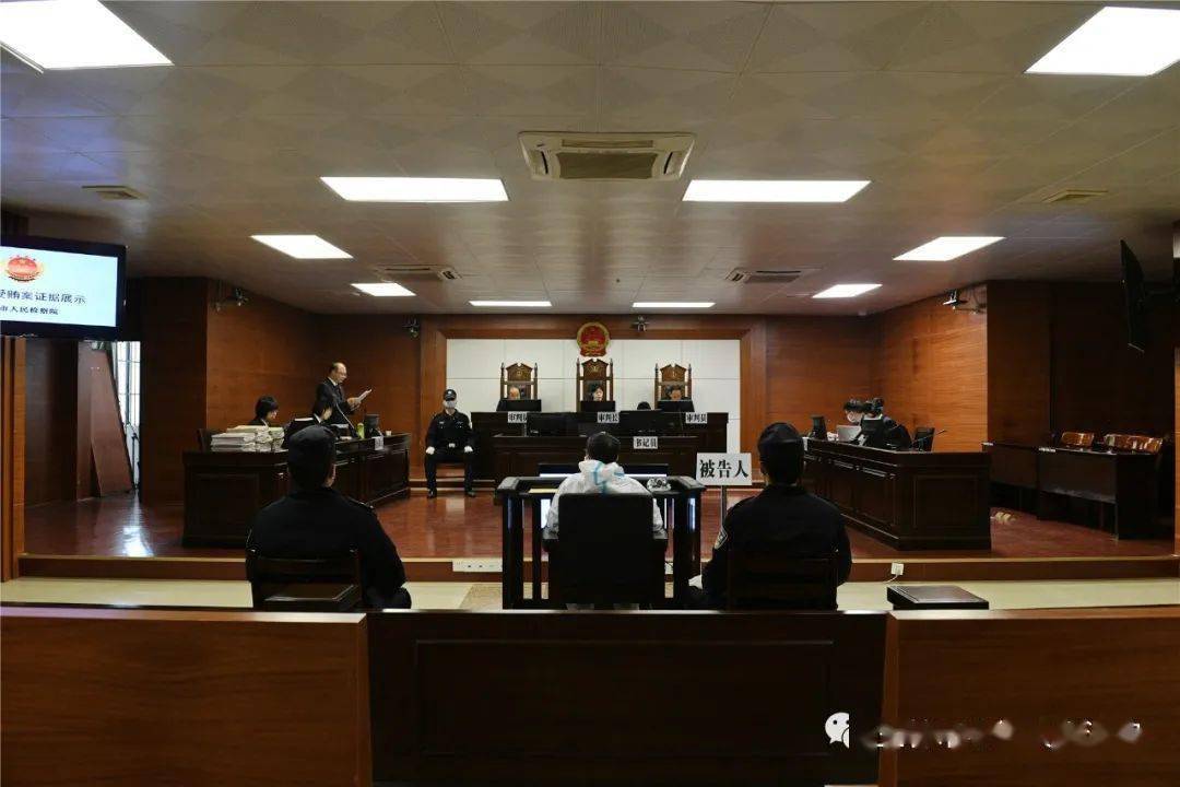 被控受贿979万余元广西北海市银海区原区委书记游君宇受贿案开庭