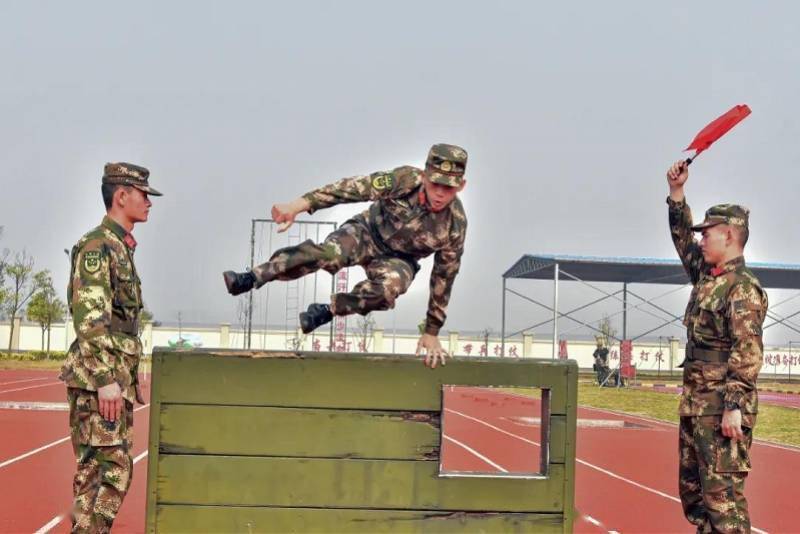 现场多图直击武警佛山支队开训新兵2分钟做百余个俯卧撑