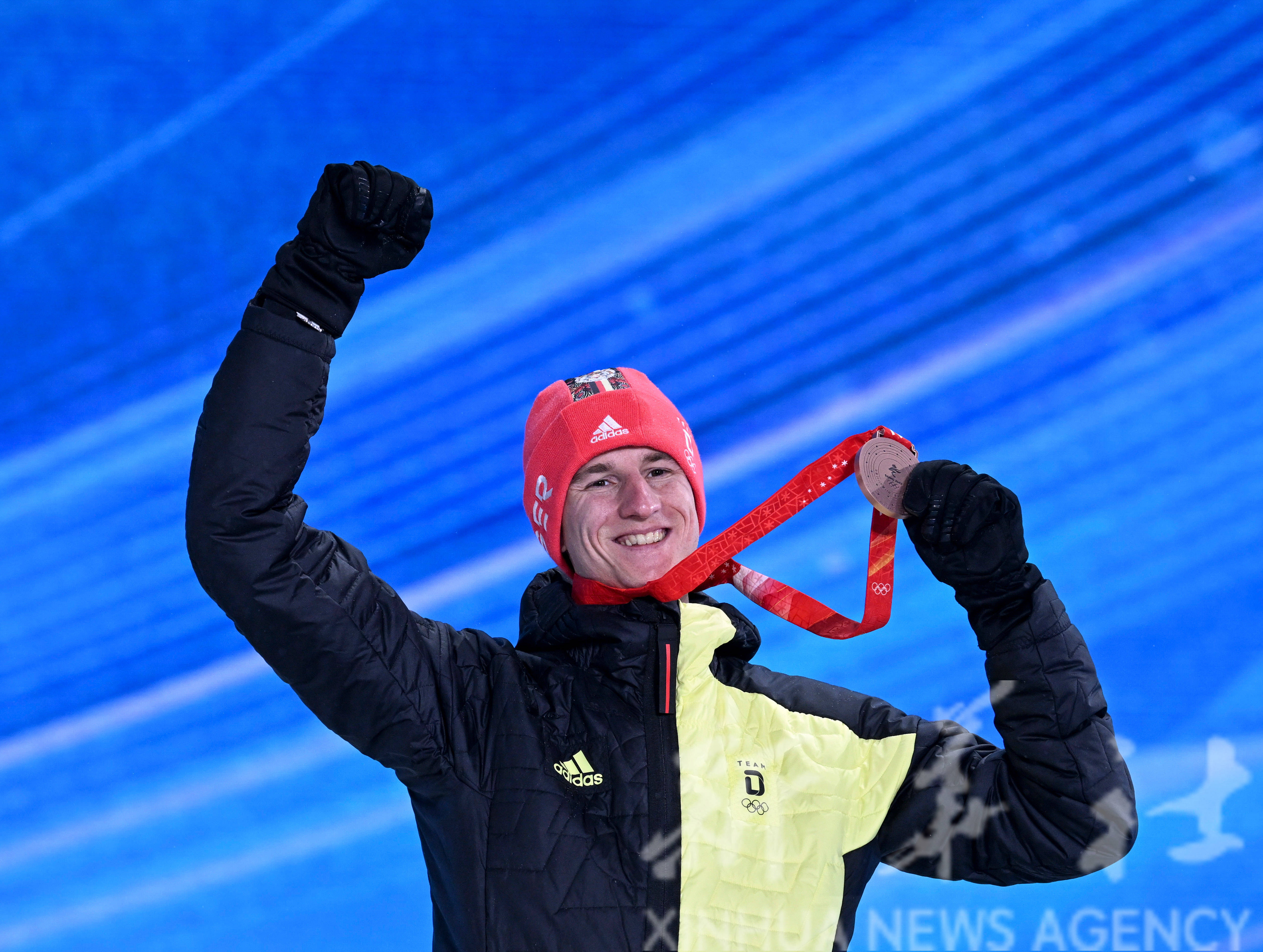 2月13日,冠军挪威选手马里乌斯·林德维克(前)在奖牌颁发仪式上