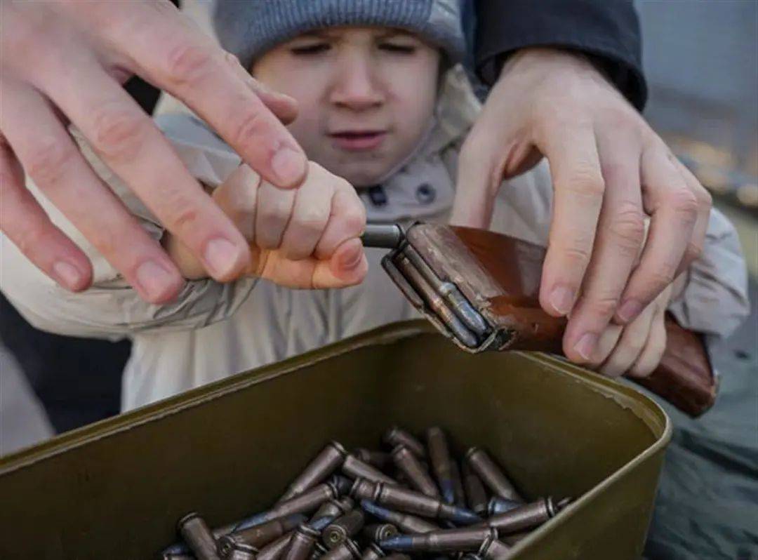 乌克兰组织平民演习79岁老太练习射击婴儿车放在一旁