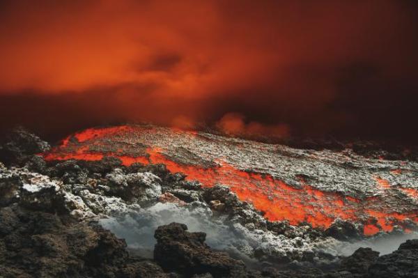 图片来自网络目前地球上主要的火山喷发方式是第三种,叫中心式喷发