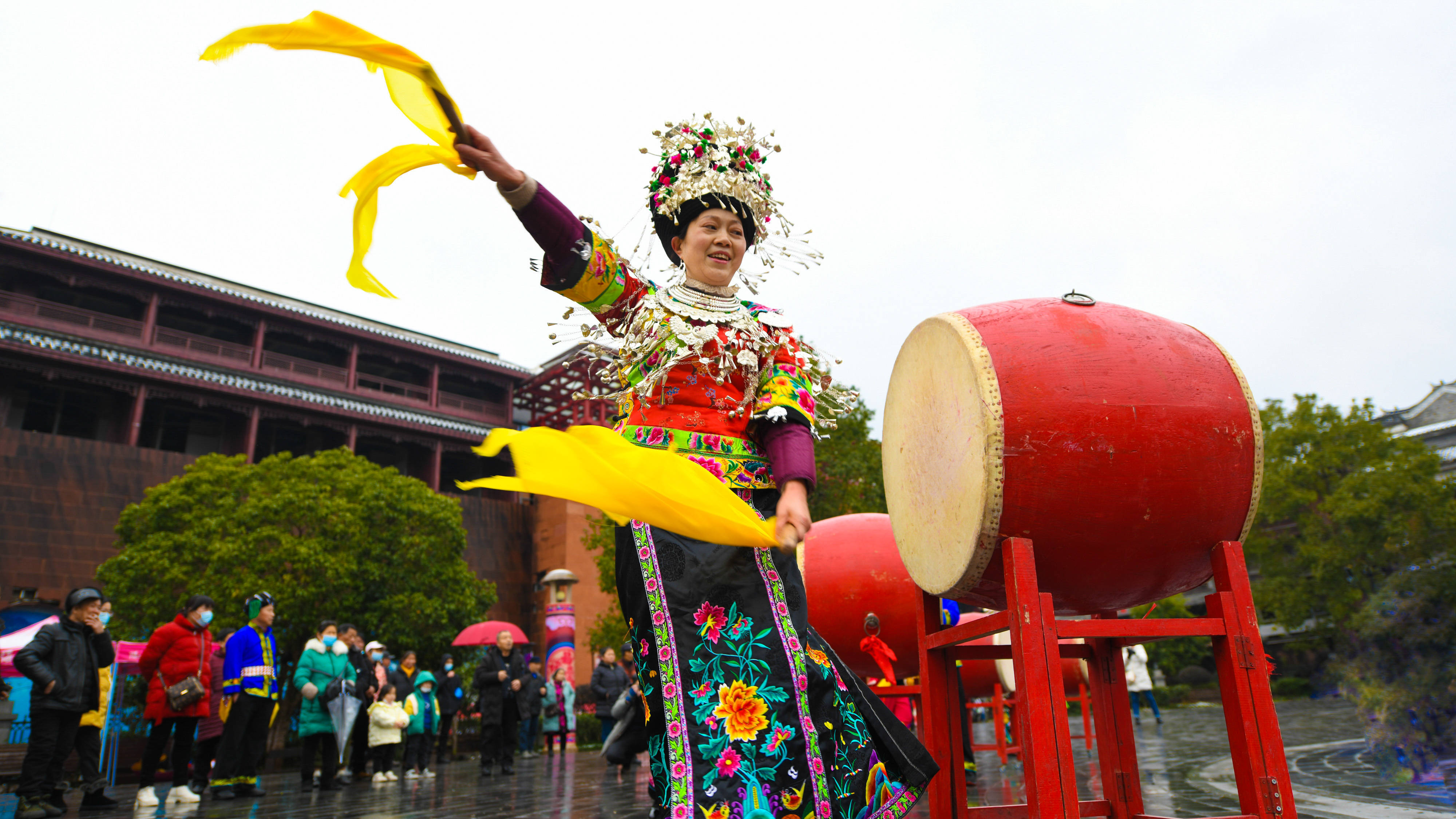 2月2日,在湖南省湘西土家族苗族自治州凤凰县凤凰古城,民间艺人在表演