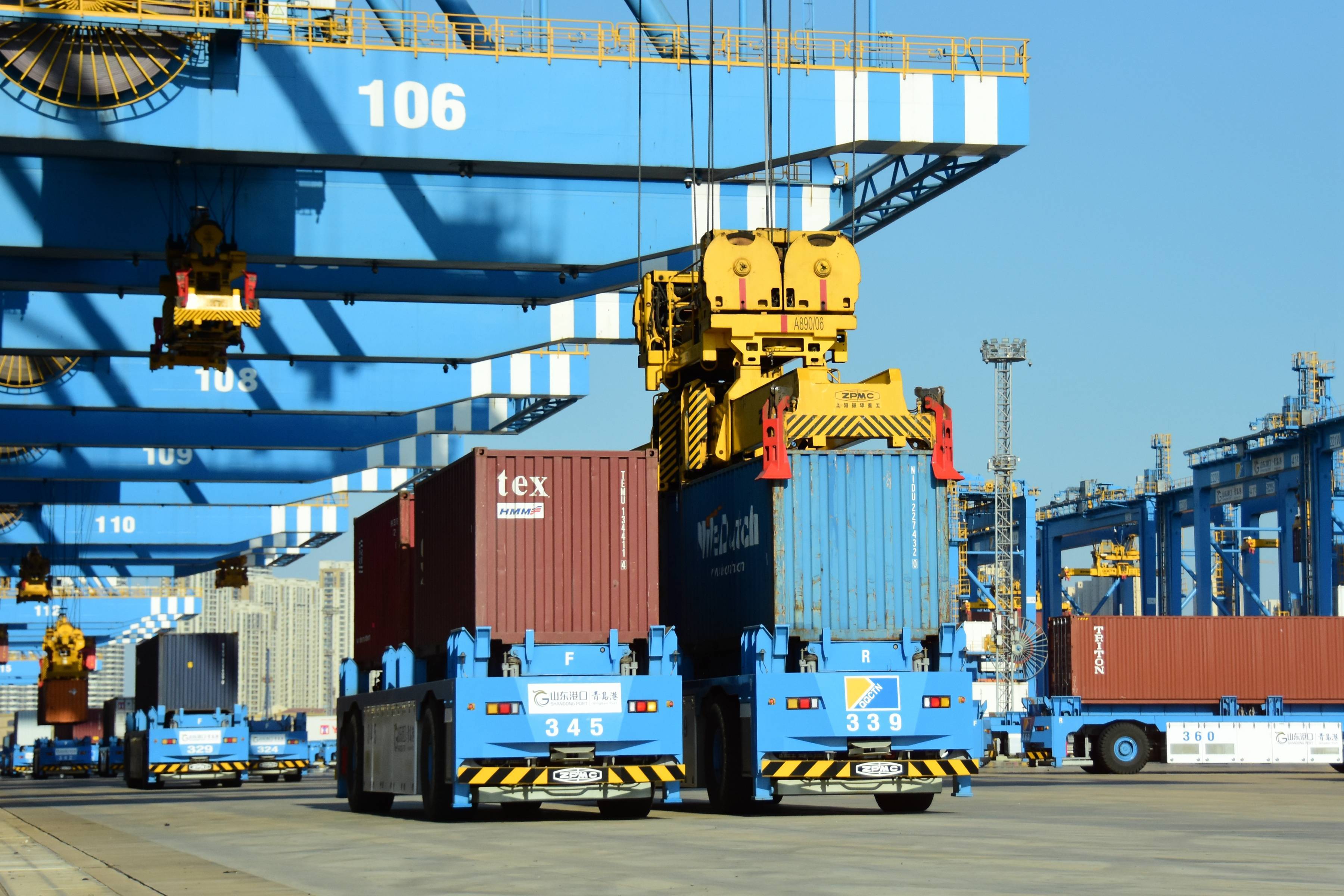 2月20日,在山东港口青岛港全自动化码头,agv来回穿梭.