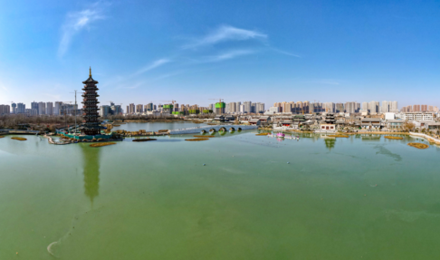 周末,曹州古城内人潮涌动,游人如织,不少市民驱车前来逛古城赏美景