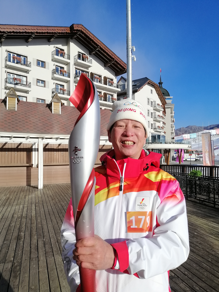 "下午16时许,刚刚完成圣火传递任务的朱炳新接通了记者的电话,难掩