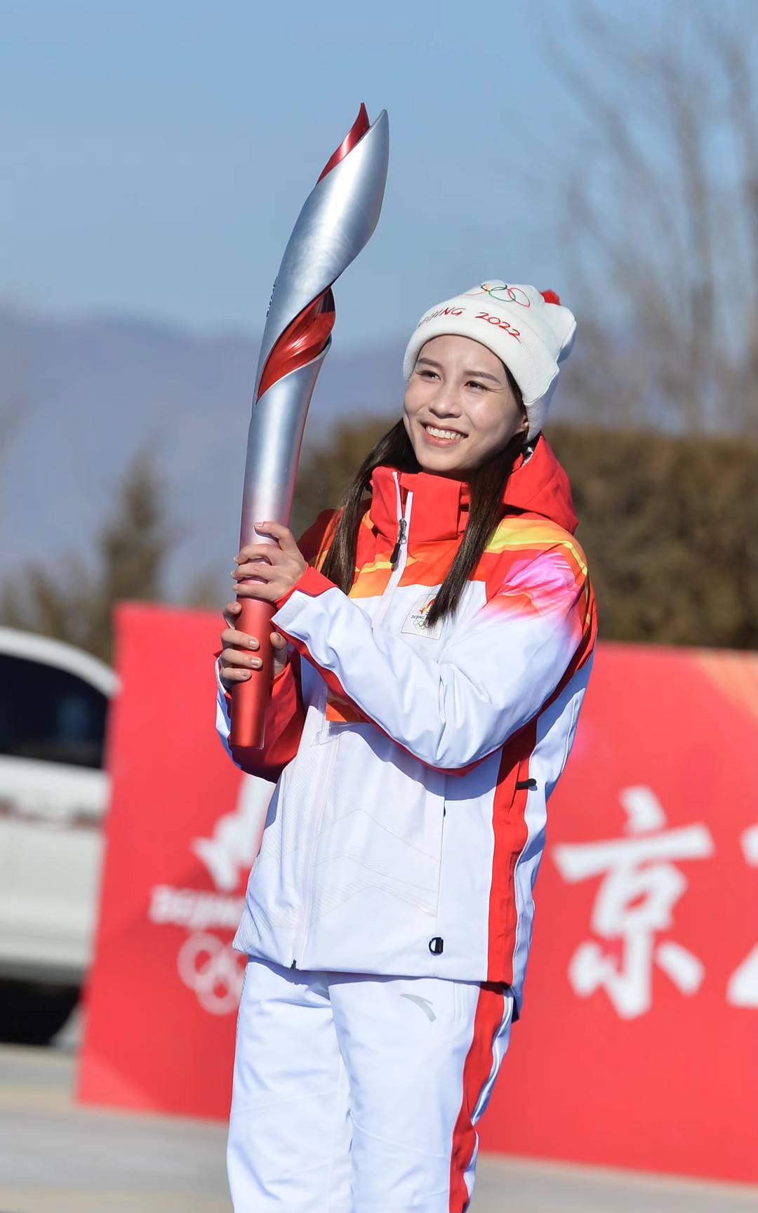 北京冬奥会火炬抵达张家口 第一棒奥运冠军王涵很激动
