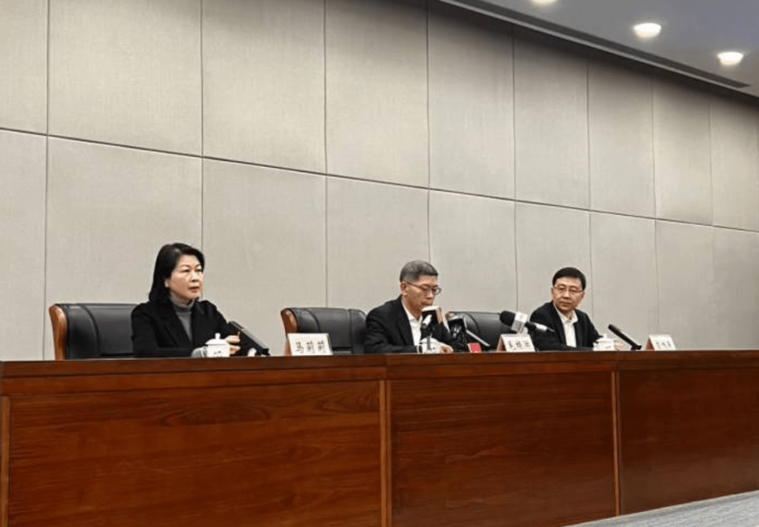 发布会上,杭州市政府副秘书长毛根洪,杭州市卫生健康委副主任应旭旻