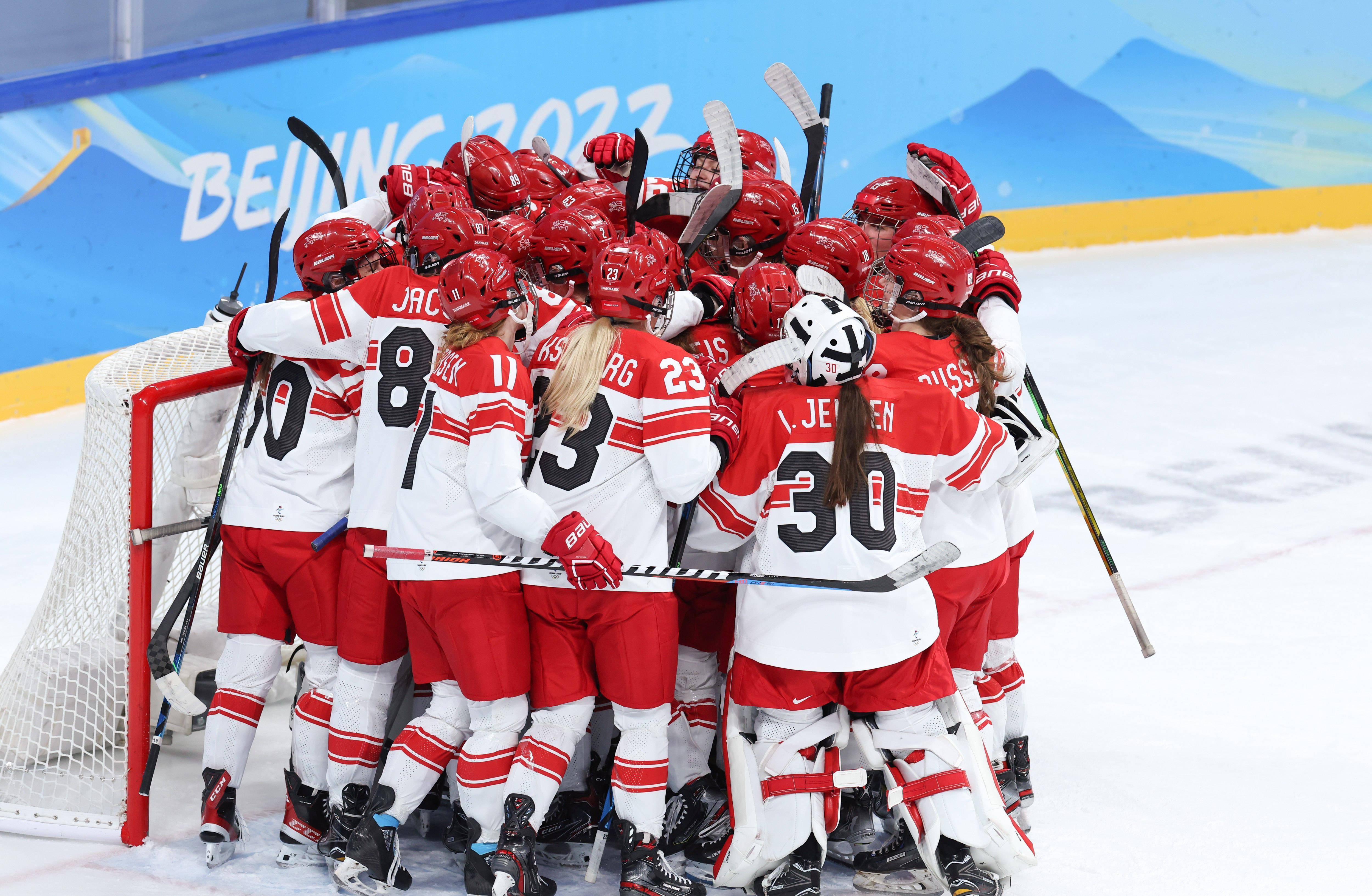 雯杜拉·普日比洛娃(左)和丹麦队球员约瑟菲娜·雅各布森在比赛中拼抢