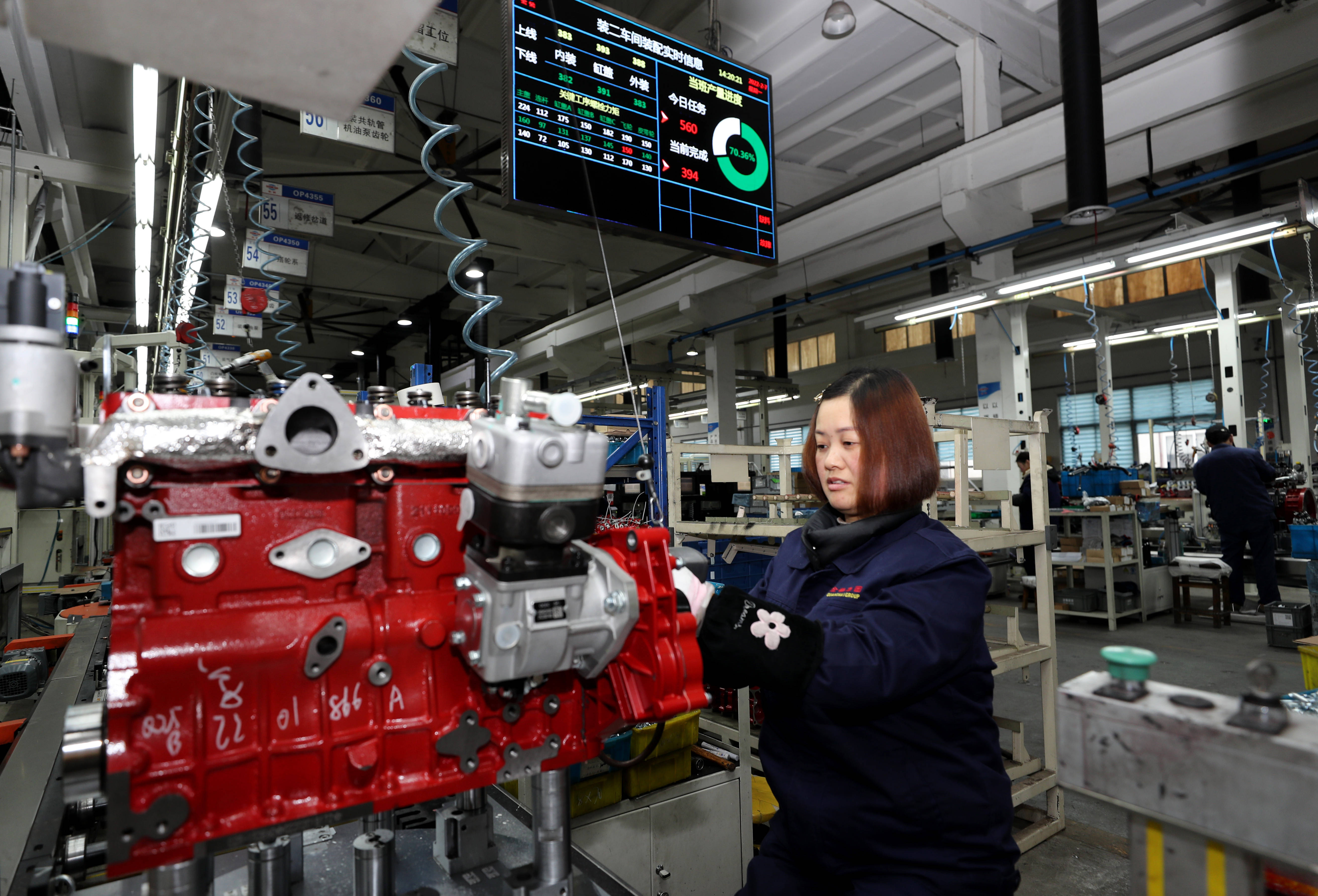 2月7日,在位于湖南省衡阳市雁峰区的特变电工衡阳变压器有限公司装配